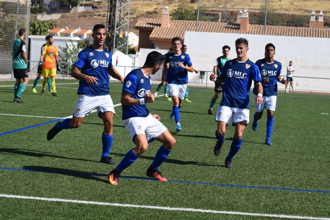 Futbolistas del Linares Deportivo celebran uno de los goles marcados