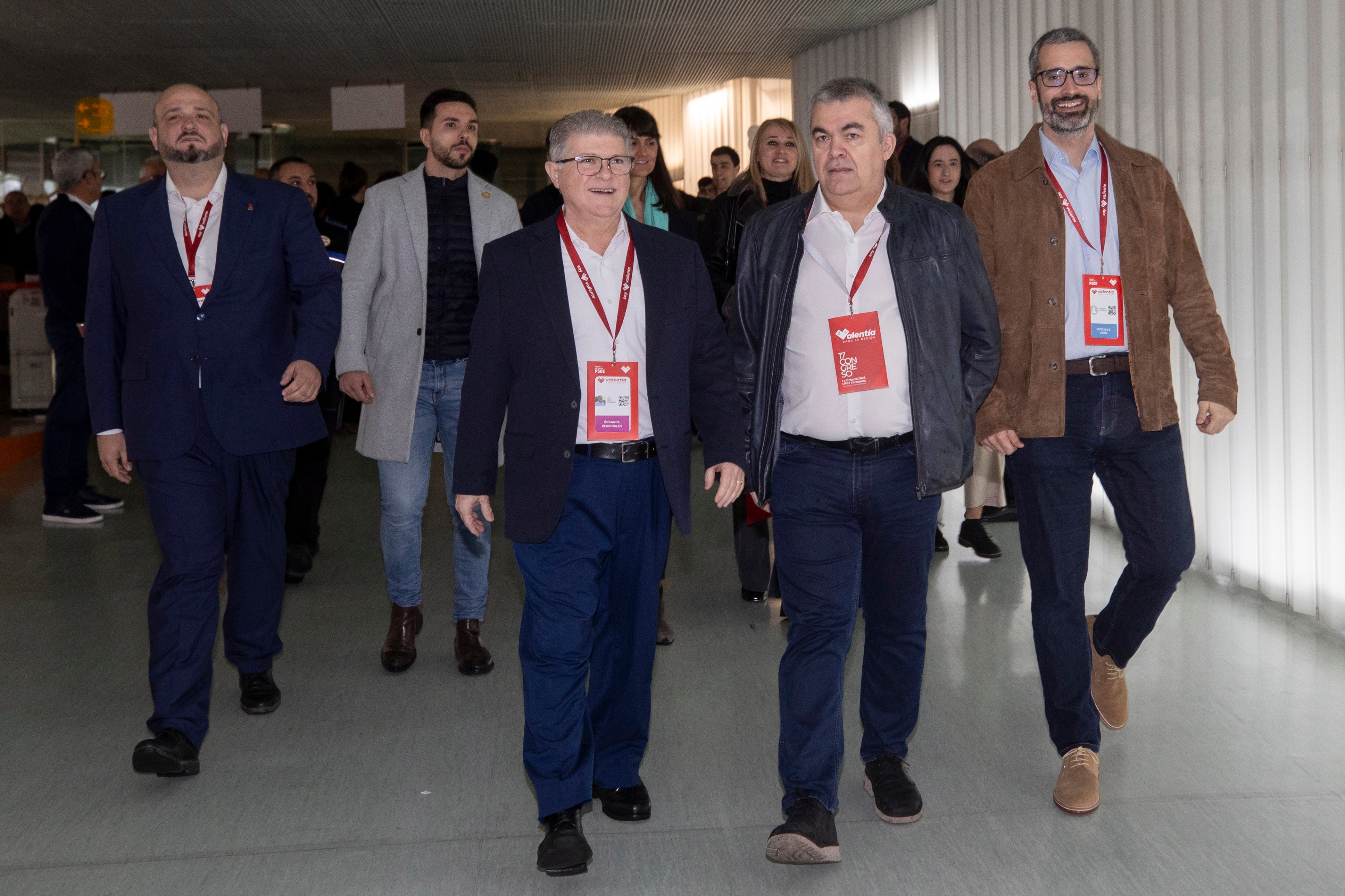 José Vélez, secretario general del PSRM-PSOE hasta el pasado fin de semana, en el centro de la imagen, acompañado de otros compañeros de partido.