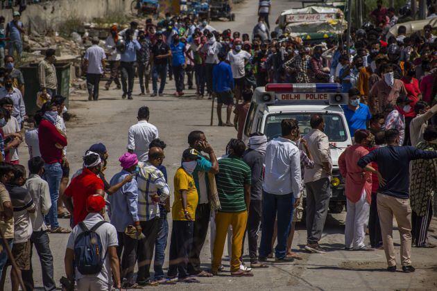 Largas colas para entrar en una licorería en Nueva Delhi tras su reapertura