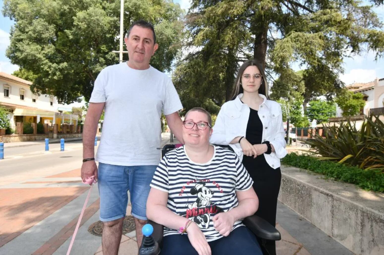 Un grupo de vecinos y vecinas de Jubrique han iniciado una campaña de recaudación de fondos para ayudar a adquirir un traje de neuromodulación que mejorará la calidad de vida de una vecina con problemas de movilidad