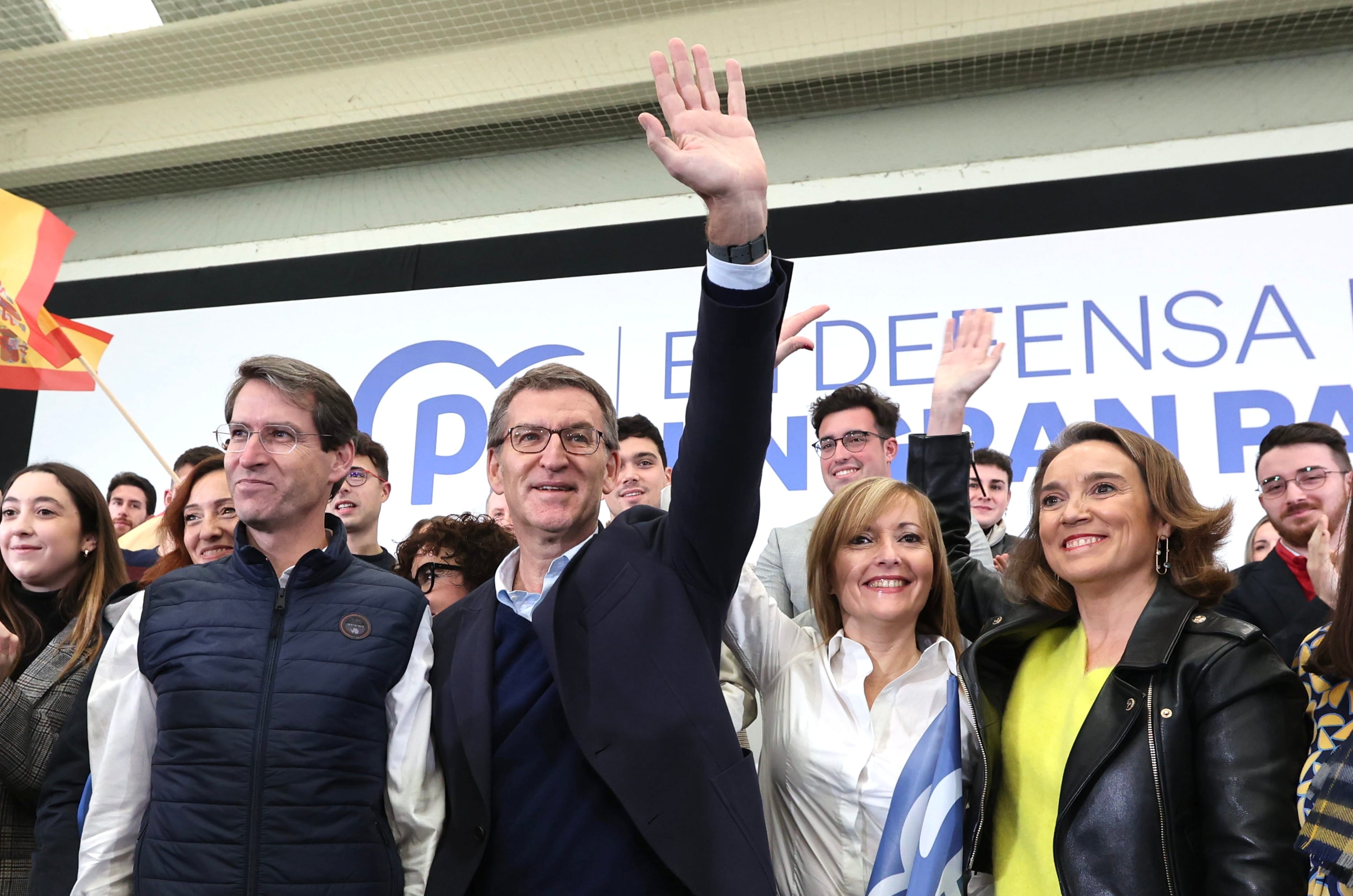 LARDERO (LA RIOJA), 17/12/2022.- El presidente del PP, Alberto Núñez Feijóo (c); la secretaria general del PP, Cuca Gamarra (d); el candidato a la presidencia de la comunidad autónoma de La Rioja, Gonzalo Capellán (i) durante un acto del partido este sábado en el Polideportivo del colegio Villa Patro (Juan Carlos I) de Lardero. EFE/ Raquel Manzanares.
