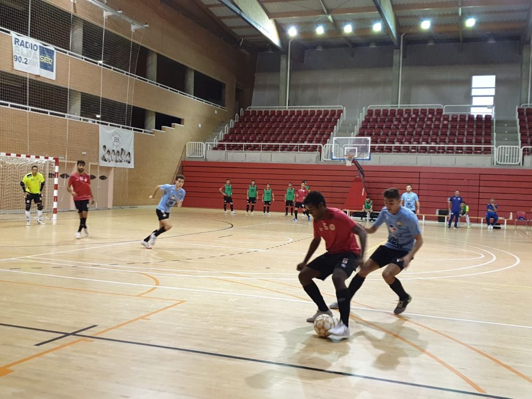 Matheus Nunes contrala un balón ante un jugador ibense