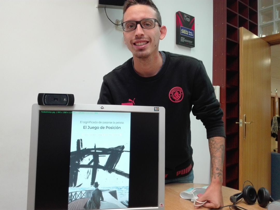 Jordi Pérez con la portada del libro
