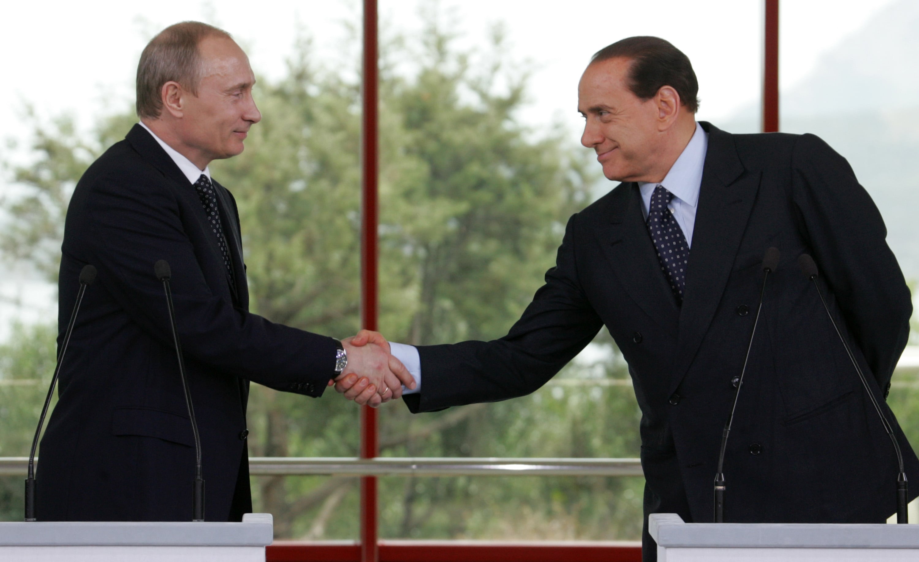 Rueda de prensa de Vladimir Putin y Silvio Berlusconi en Villa Certosa en una imagen abril de 2008.  (Photo by Artyom Korotayev/Epsilon/Getty Images)