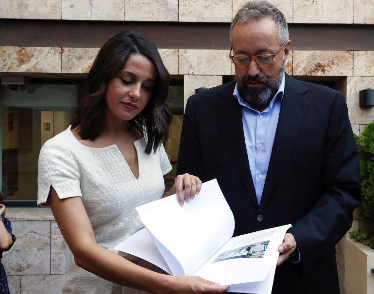 La presidenta de Ciudadanos (Cs) en Cataluña, Inés Arrimadas, junto al portavoz de Ciudadanos en el Congreso de los Diputados, Juan Carlos Girauta, a su llegada a la reunión con el Defensor del Pueblo.