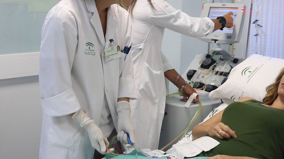 Una paciente es tratada en el Hospital Virgen del Rocío de Sevilla. 