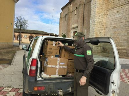 Un agente medioambiental distribuye material en un pueblo de la Ribera del Duero