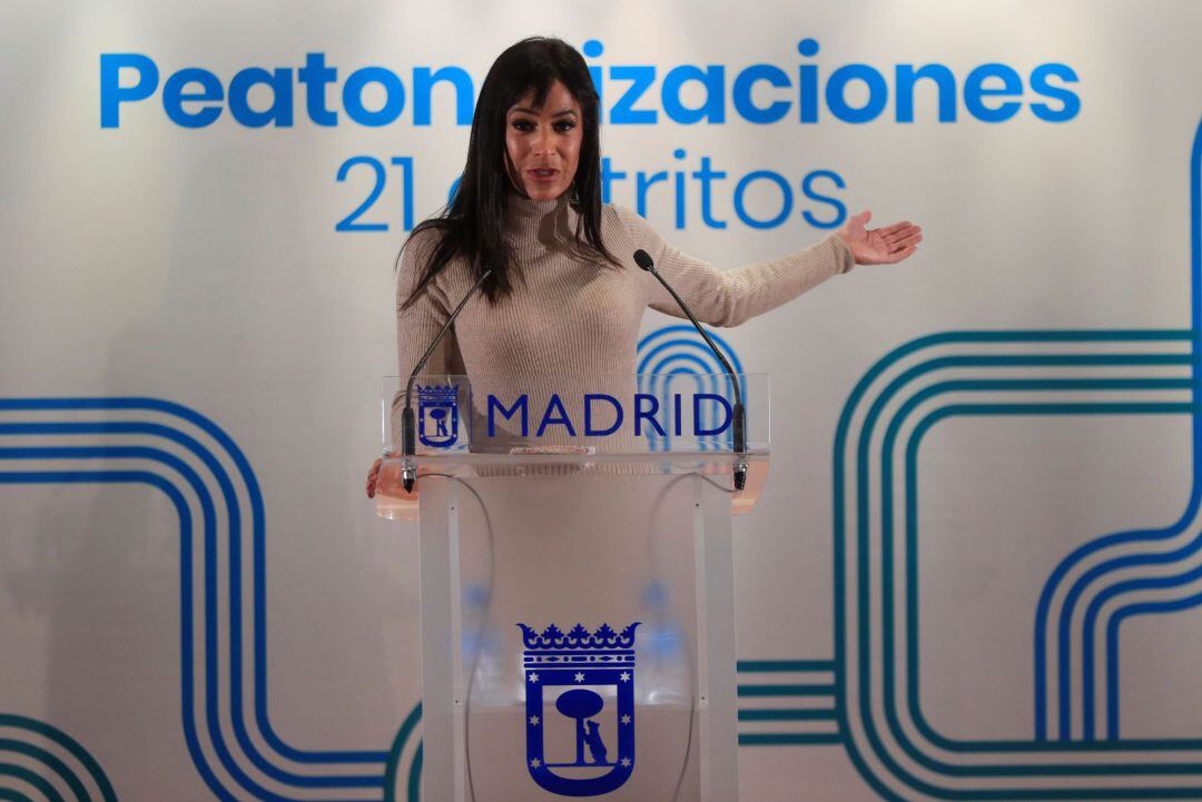  La vicealcaldesa de Madrid, Begoña Villacís, da un discurso durante la presentación, este lunes, de las 21 peatonalizaciones contenidas en la Estrategia de Sostenibilidad Ambiental Madrid 360. 