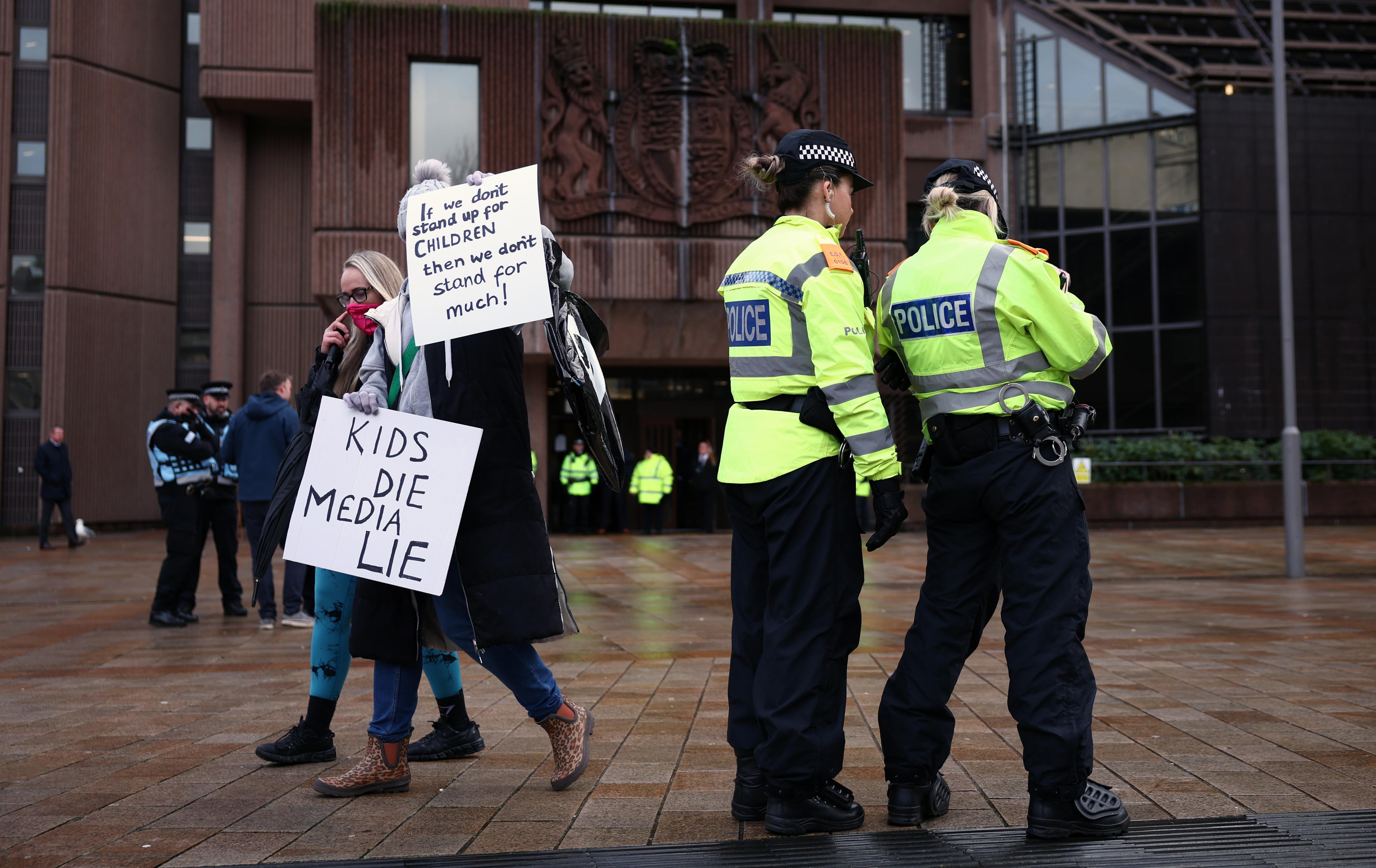 Los manifestantes llevan carteles frente al Tribunal de la Corona de Liverpool en Liverpool para protestar por el apuñalamiento masivo en Southport (Inglaterra)