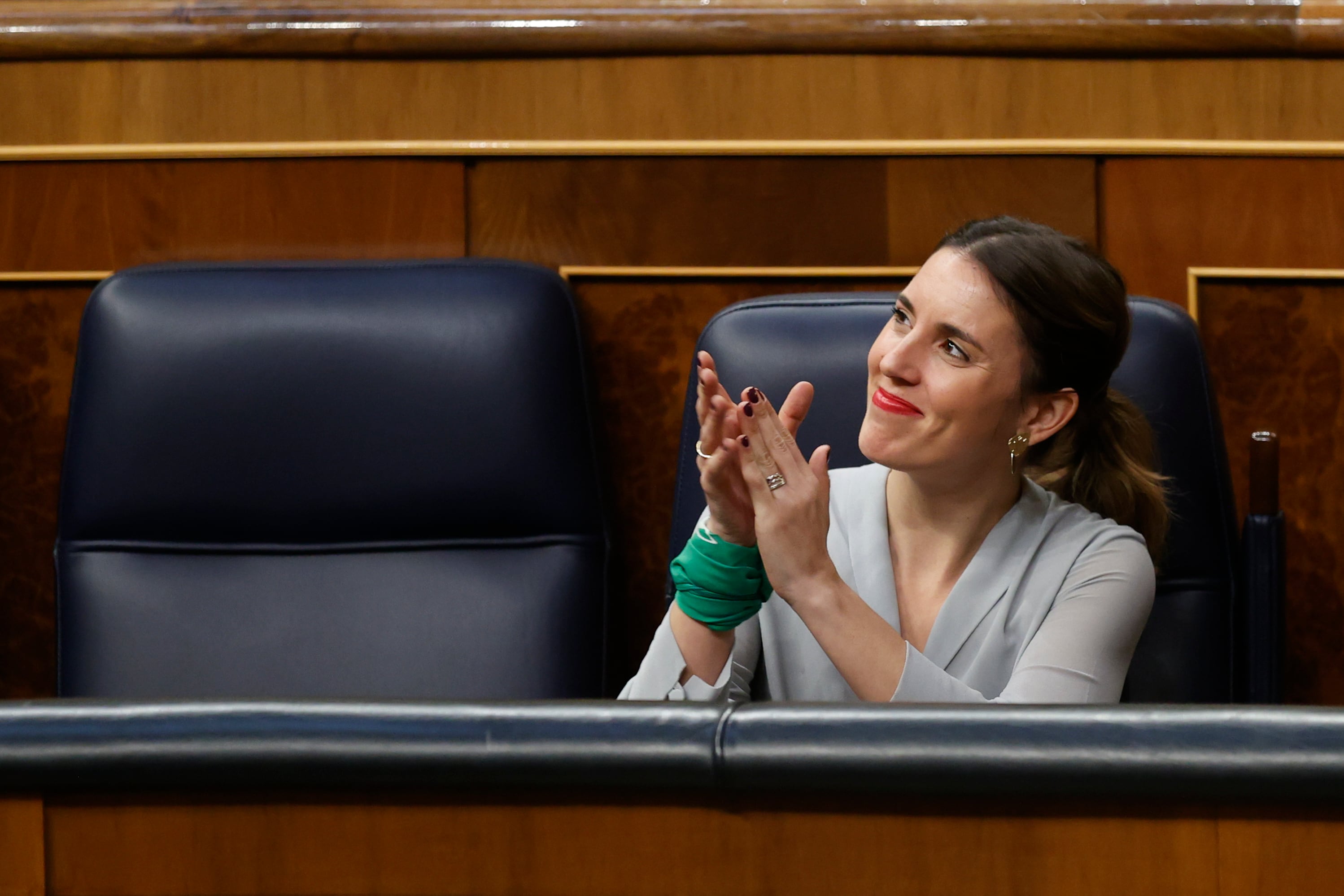 La ministra de Igualdad, Irene Montero, durante el pleno del Congreso que debate y vota para su aprobación definitiva el proyecto de la ley trans, que consagra la autodeterminación de género, después de que el Senado le diera luz verde hace una semana con modificaciones mínimas. EFE/Javier Lizón