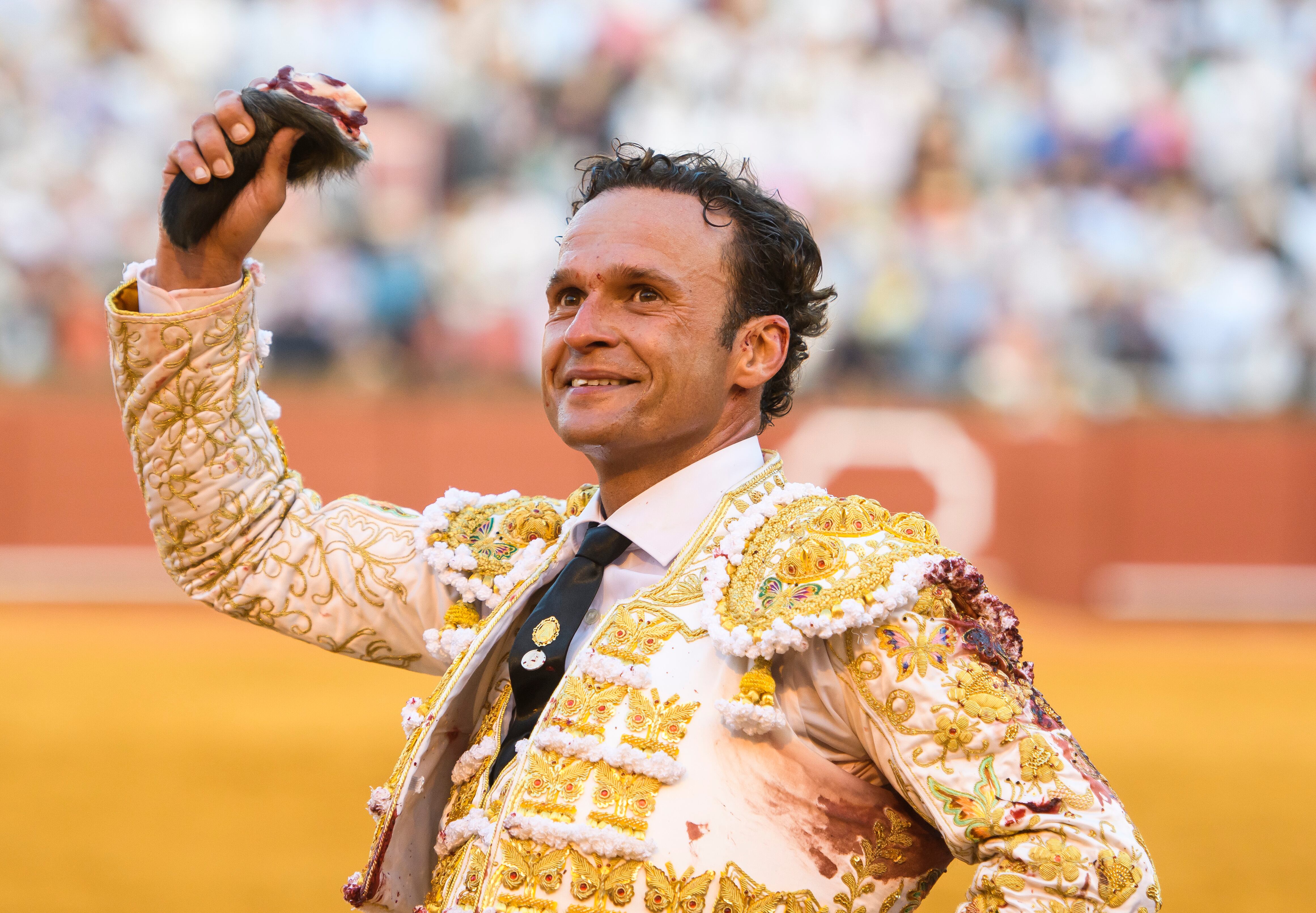 SEVILLA, 30/04/2022.- El diestro Antonio Ferrera tras cortar una oreja a su tercer toro de la tarde en un mano a mano con Miguel Ángel Perera en la Plaza de La Maestranza de Sevilla, y al que ha cortado una oreja. EFE/ Raúl Caro.
