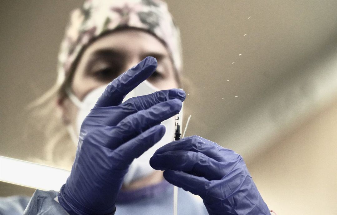 Archivo - Imagen de una sanitaria de la Clínica IMQ de Bilbao manipulando una vacuna