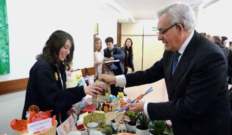 El consejero de Sanidad ha particpado también en el mercadillo solidario del centro asistencial