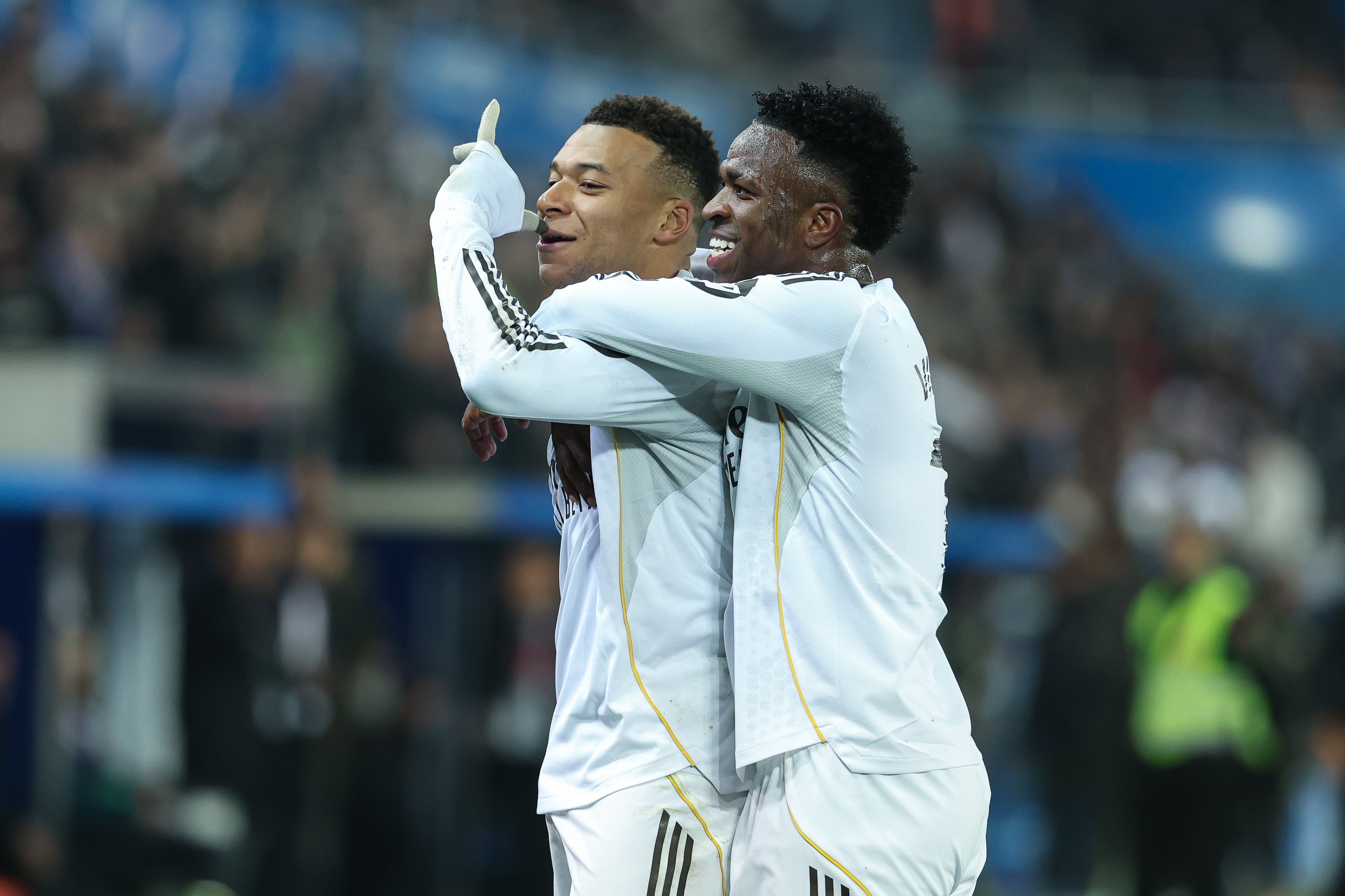 Mbappé y Vinicius celebran un gol con el Real Madrid ante el Deportivo Alavés