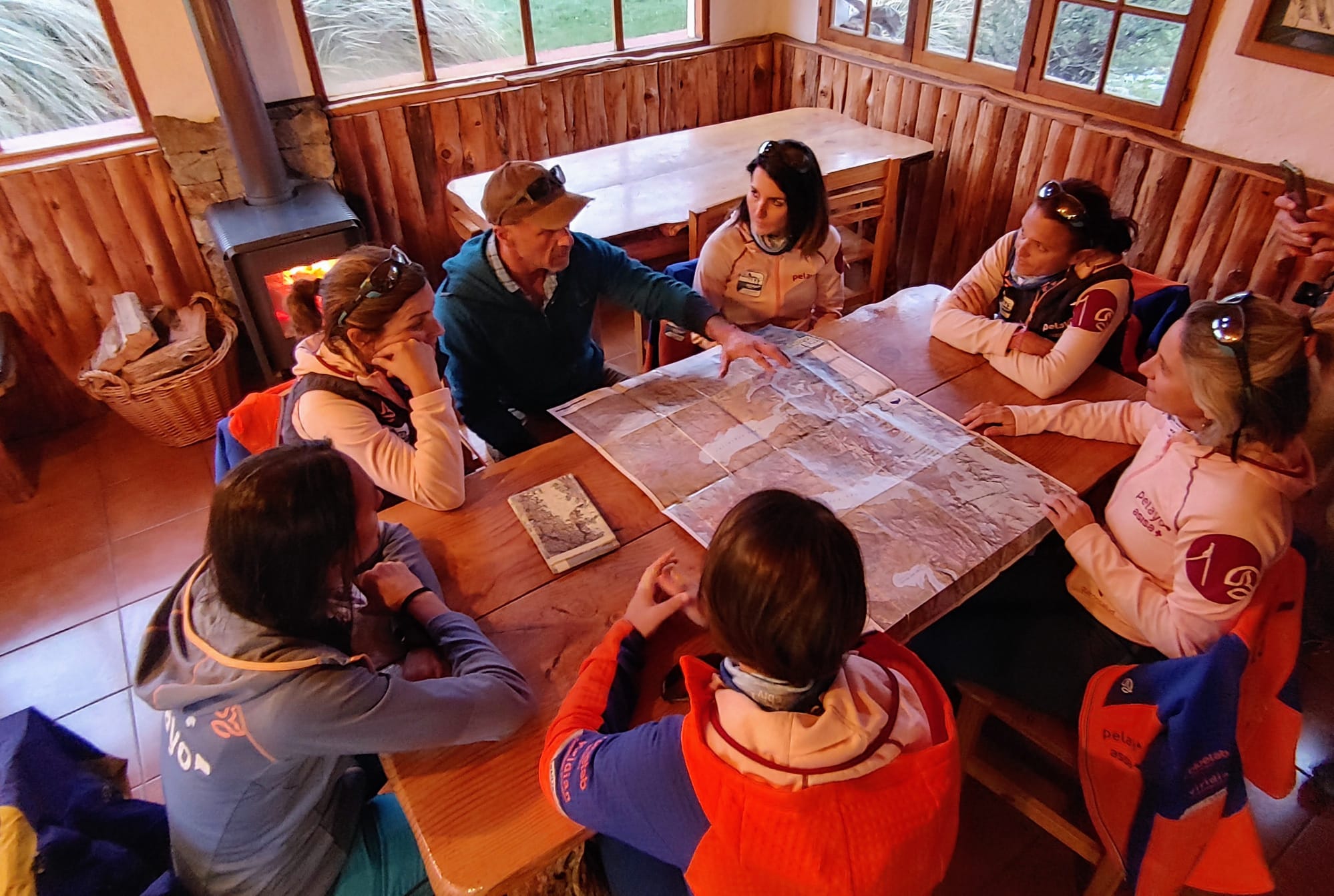 El guía de montaña argentino Diego de Angelis con las cinco participantes del Reto Pelayo Vida.