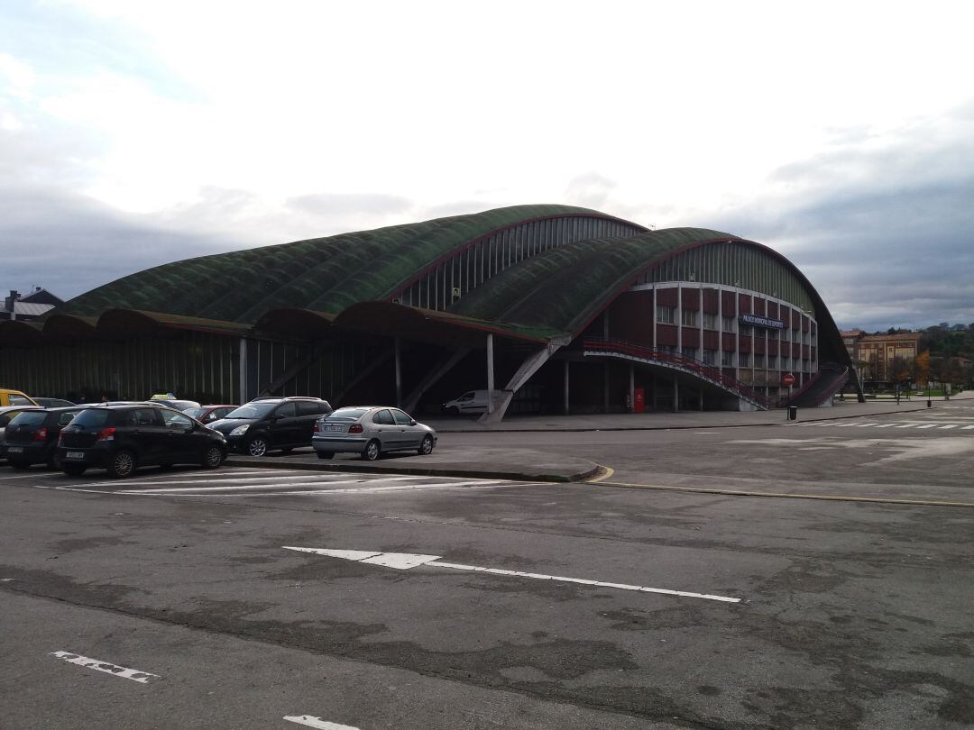 El baldeo extraordinario de calles ha comenzado en el entorno del Palacio de los Deportes, que soporte los nieles de contaminación más elevados de la ciudad.