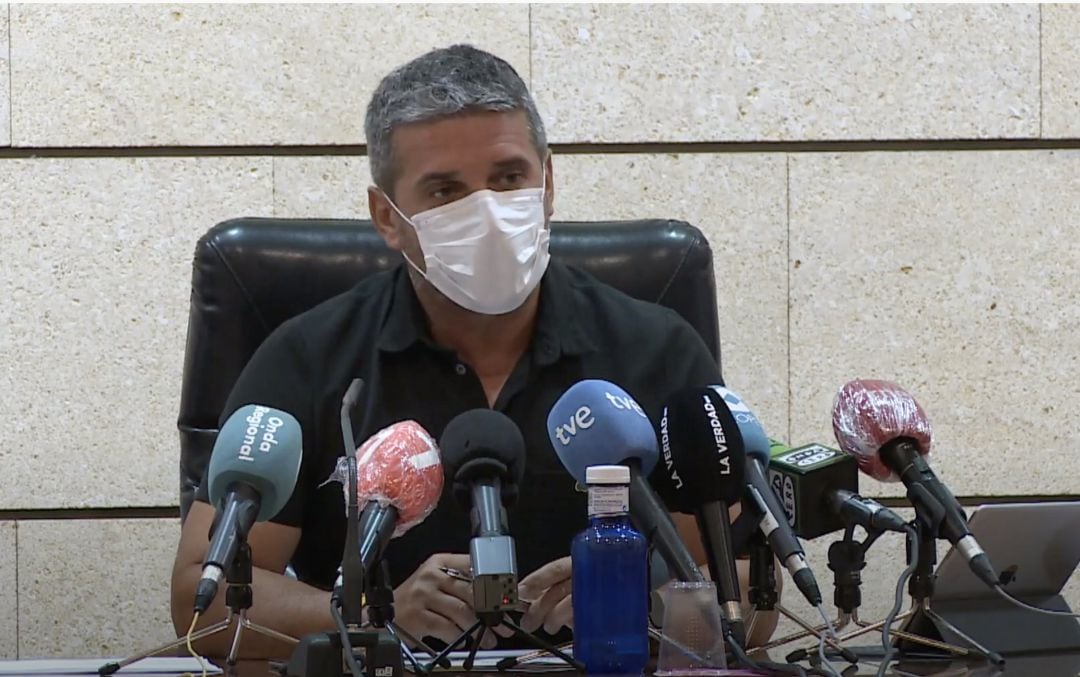 Jesús Jiménez, presidente de Hostemur, en una rueda de prensa en la que ha criticado las medidas adoptadas por el Gobierno regional