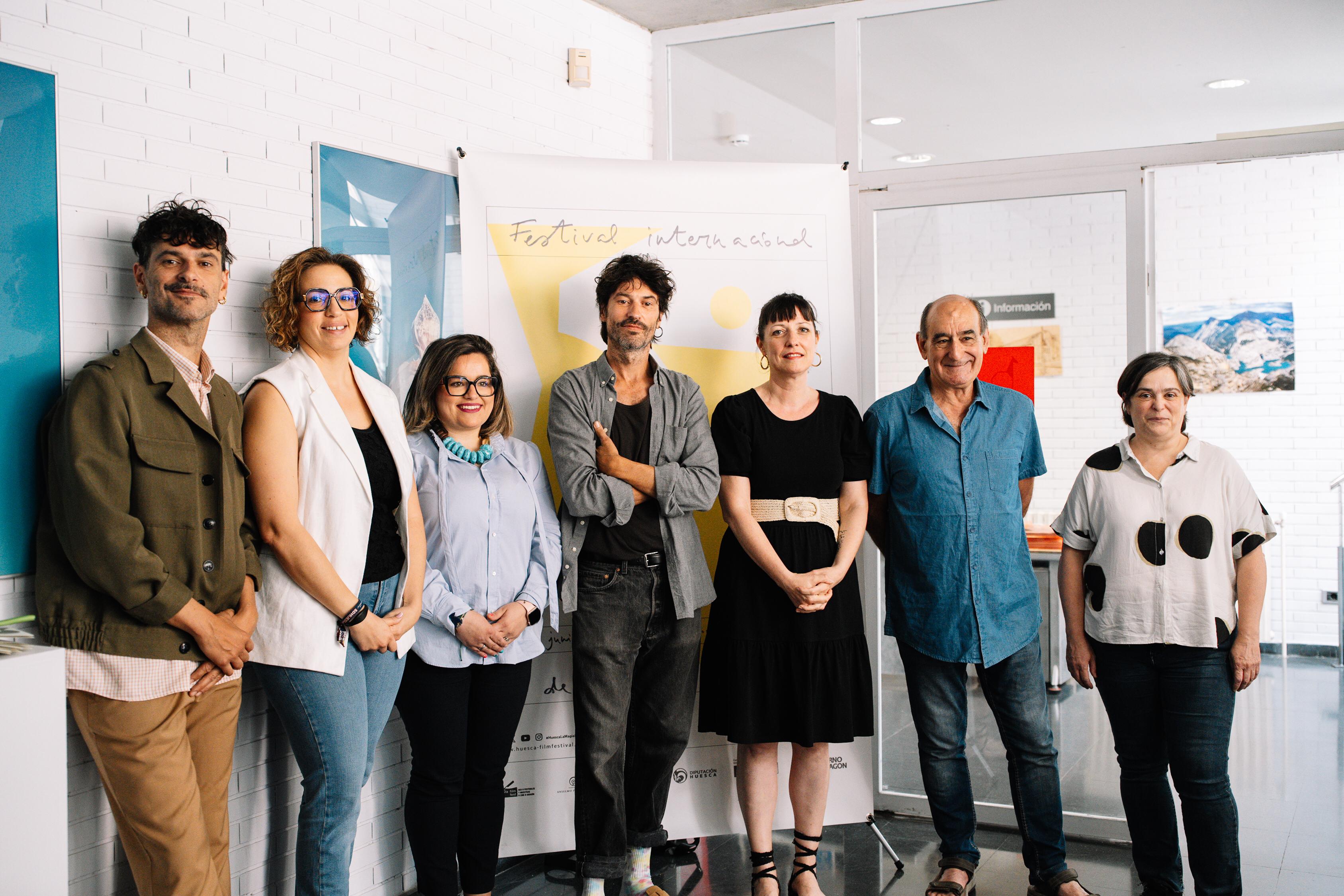Fratelli Moca con miembros del Festival de Cine y del Ayuntamiento de Huesca en la presentación de su exposición