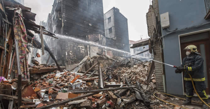 Los bomberos, trabajando en la zona donde este jueves se ha declarado un incendio de grandes dimensiones en el casco viejo de Bermeo