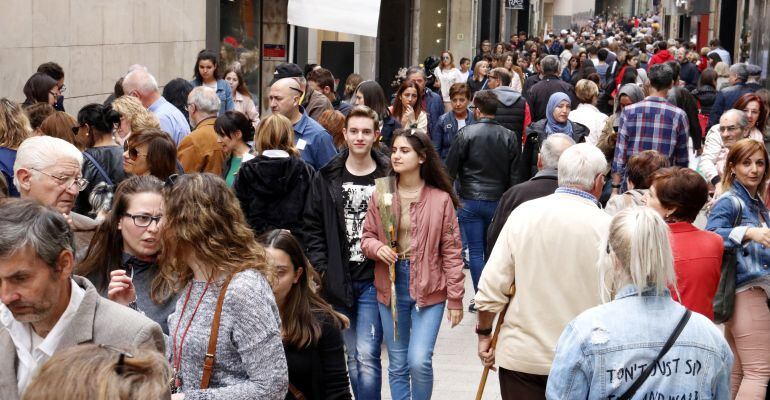 Aquest matí de Sant Jordi, a l'Eix Comercial
