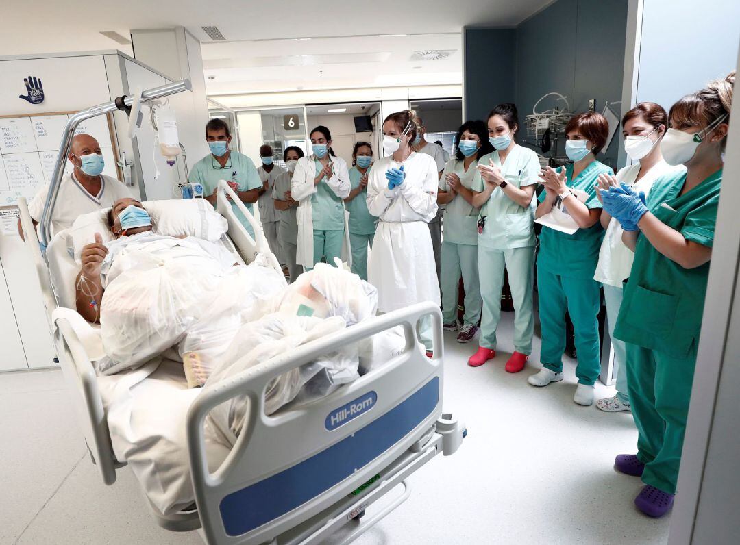 Antonio, paciente de 37 años y afectado por el COVID-19 se despide mientras le aplauden los efectivos sanitarios de la UCI del Complejo Hospitalario de Navarra donde ha estado desde el pasado 23 de marzo, fecha en la que ingresó