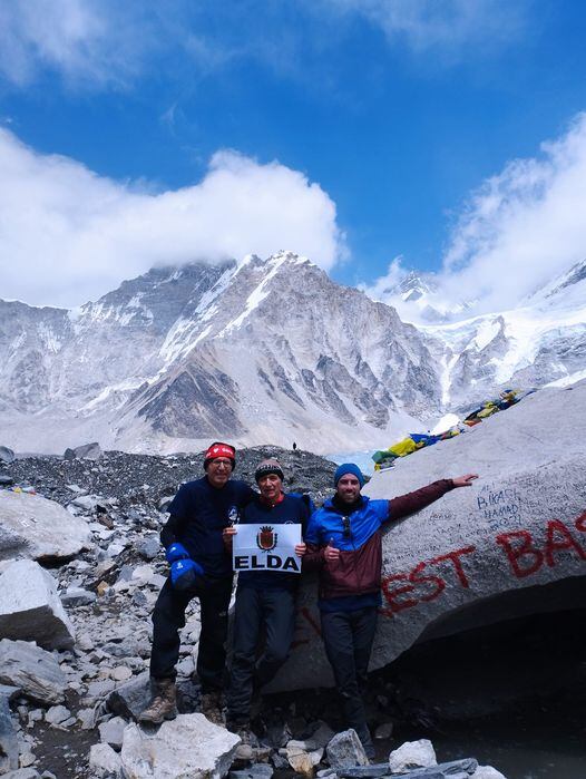 Paco Herrero, Patricio y Óscar Llamas en el campamento base del Everest