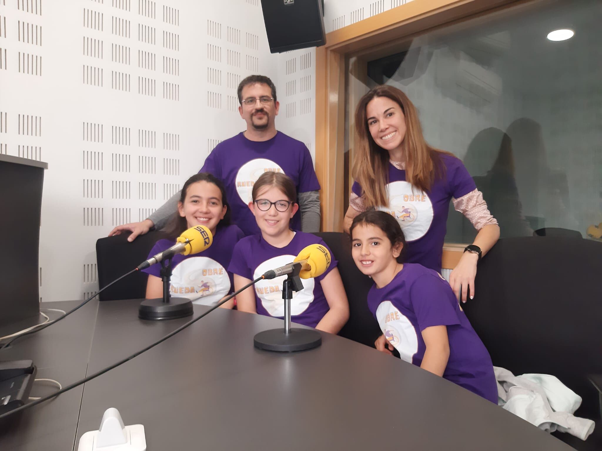 Parte del equipo de Pepineras Tec en los estudios de Cadena SER Madrid Sur. Beatriz Rodríguez (de pie) es una de las mentores, a su lado Juanma Oñivenis, padre de dos de las alumnas.En la fila de abajo, de derecha a izquierda, Aitana Oñivenis, Paula Martín y Marta Oñivenis