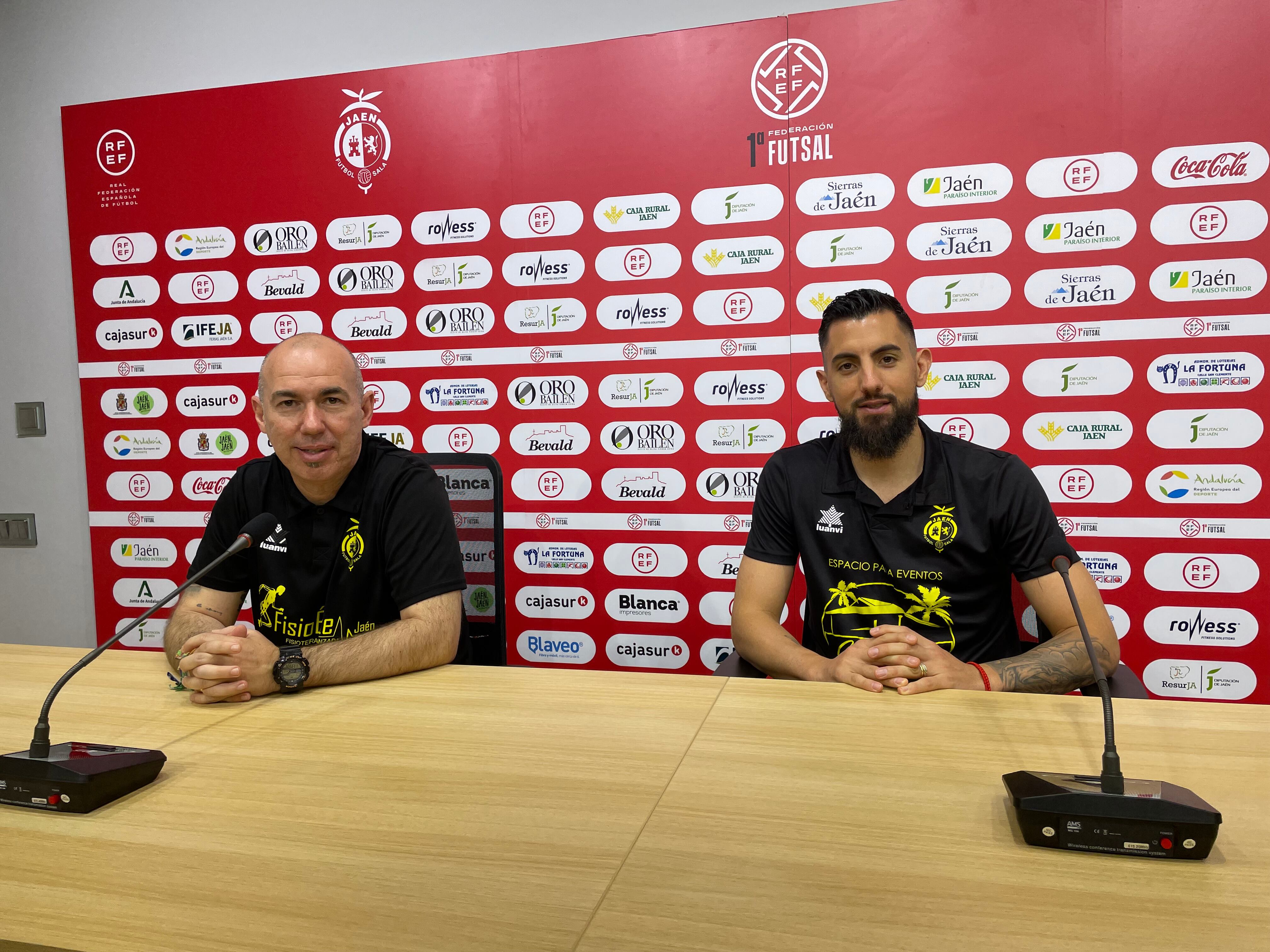 El entrenador del equipo jiennense Daniel Rodríguez y el argentino Taborda en rueda de prensa anterior al partido