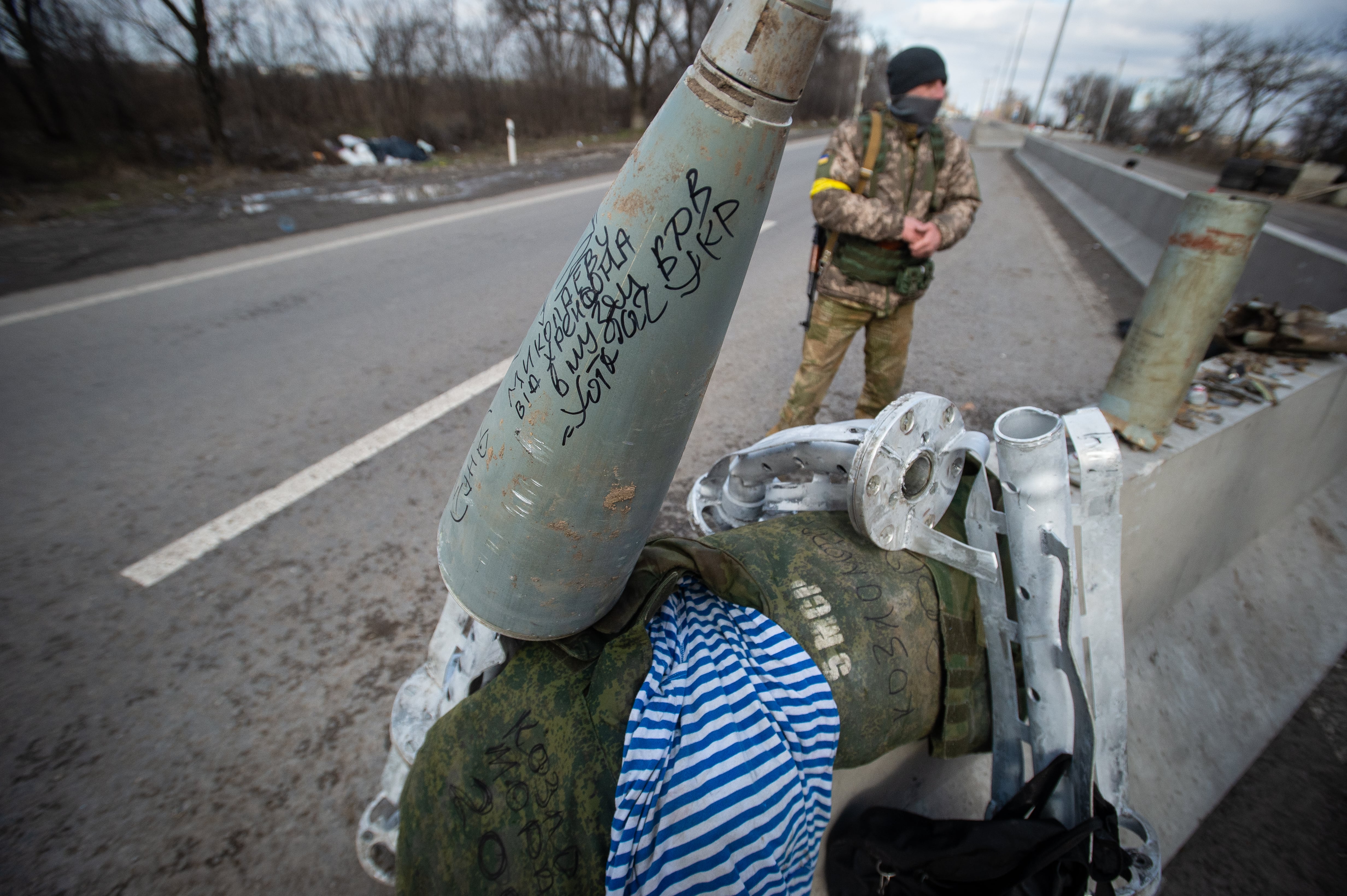 Restos de una bomba de racimo recogidos por el ejército de Ucrania en Mykolaiv