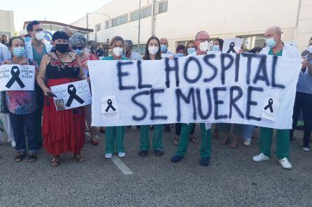 Imagen de la protesta en las puertas del hospital Virgen de los Lirios