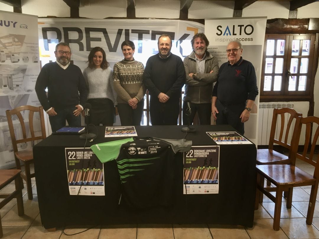 El alcalde de Hondarribia, Txomin Sagarzazu, junto a los organizadores de la carrera en la sede de HKT.