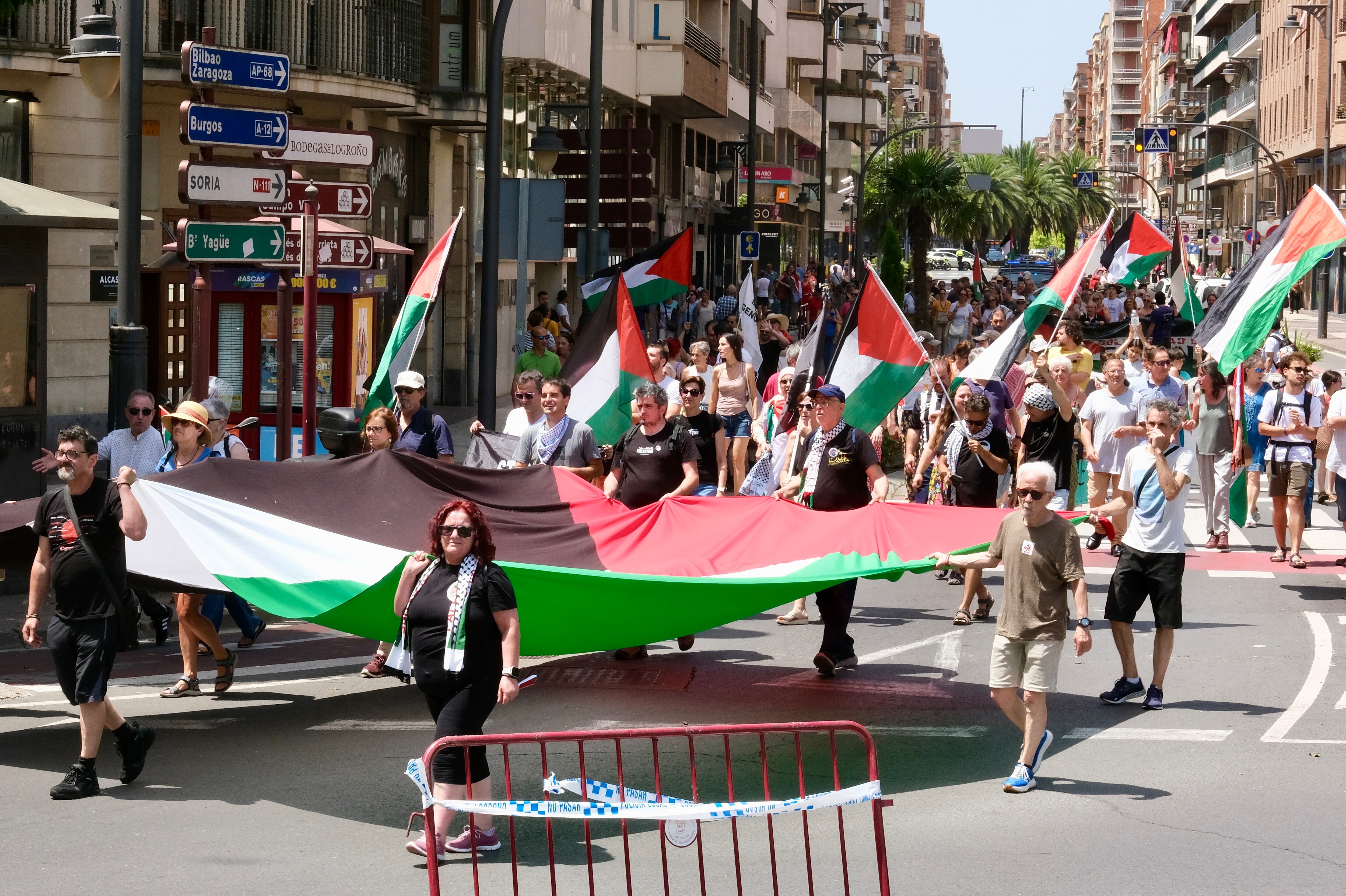 LOGROÑO, 21/06/2025.- Manifestación que se enmarca en la XVIII jornada estatal de lucha promovida por la Red Solidaria Contra la Ocupación de Palestina (RESCOP), en un momento crítico en el que el horror en Palestina no cesa y el silencio institucional persiste este sábado en Logroño. EFE/Raquel Manzanares