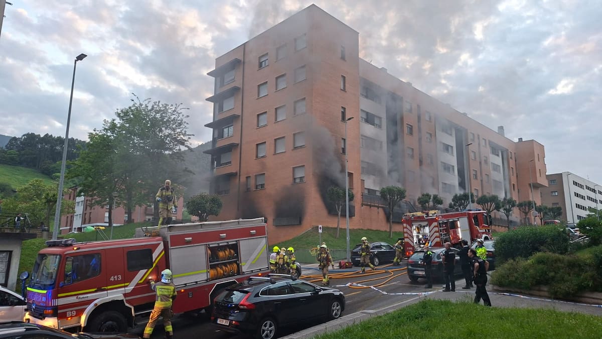 Incendio en un garaje de Muskiz: dos intoxicados y la gran humareda obliga a confinar a varios vecinos