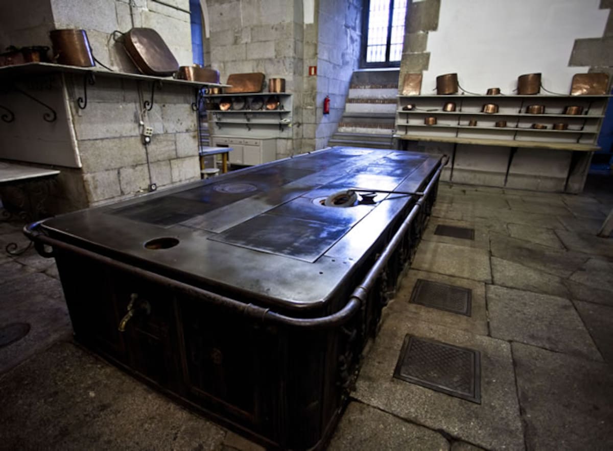Desde el siglo XIX, Madrid conserva las cocinas reales amuebladas, así como toda su documentación, en el Archivo General de Palacio, que permite reproducir fielmente cómo se cocinaba y quiénes eran los artífices de esos platos.