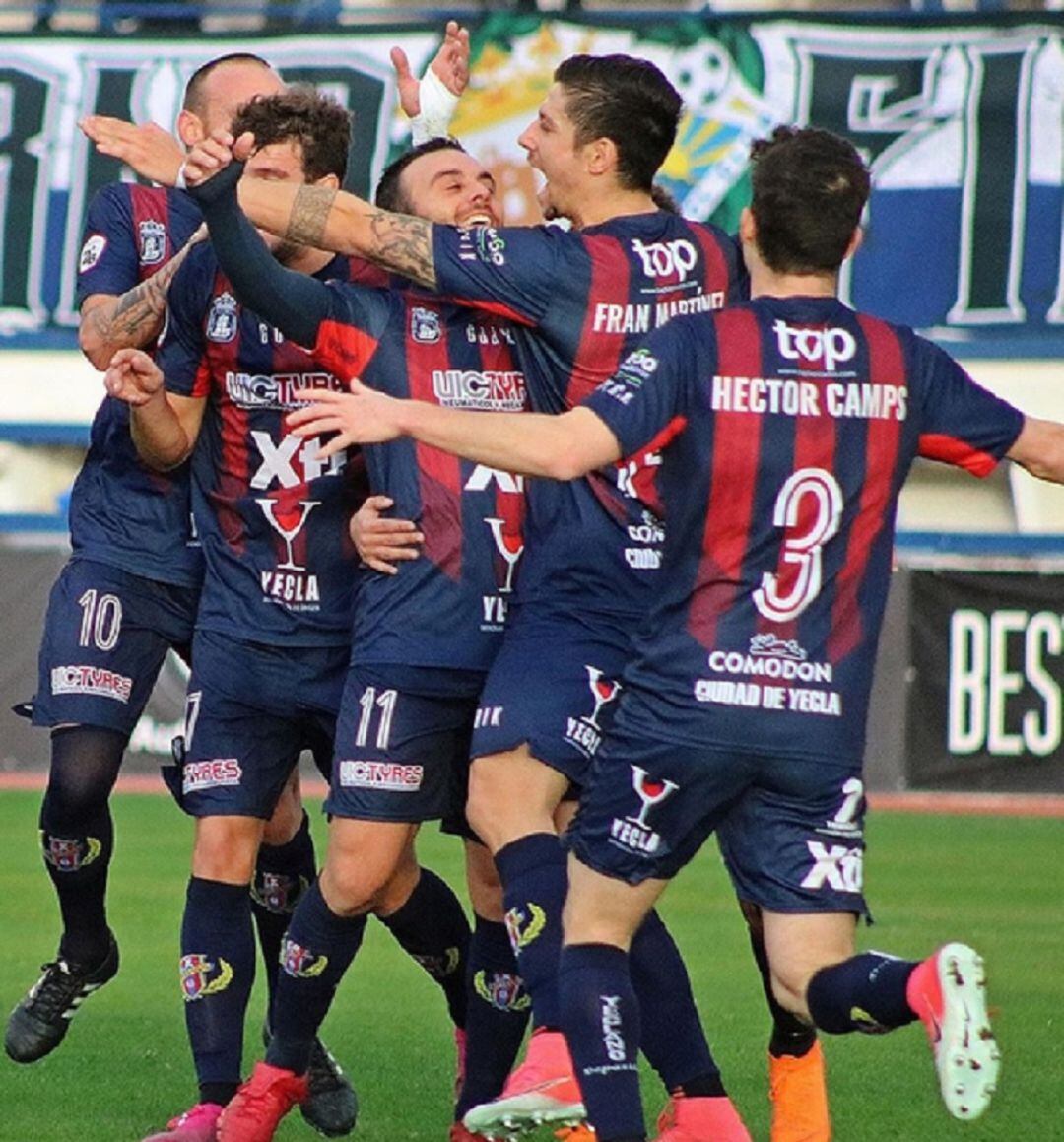 La plantilla celebrando un gol