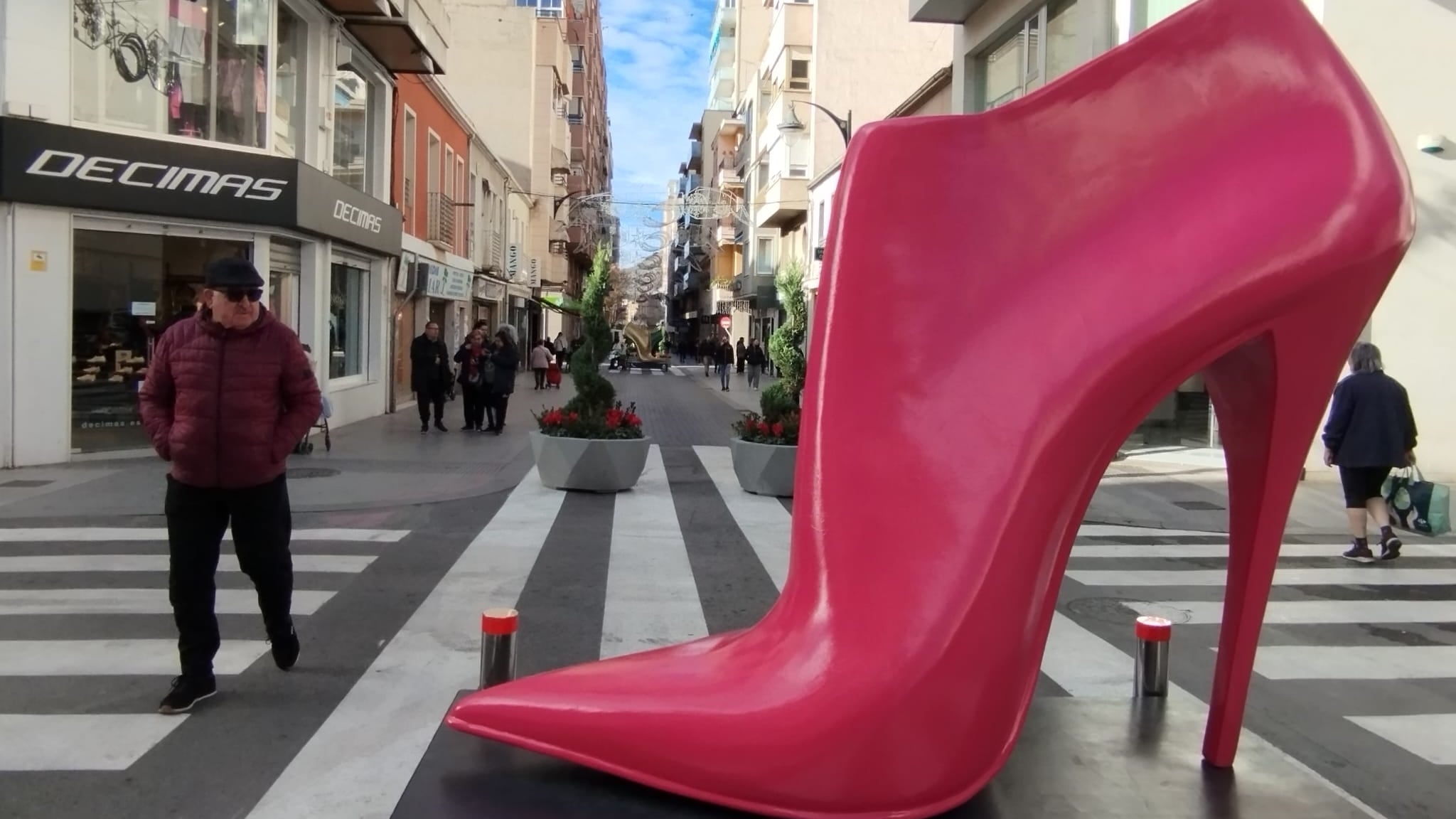 Uno de los zapatos que se exhiben en la calle Juan Carlos I de Elda