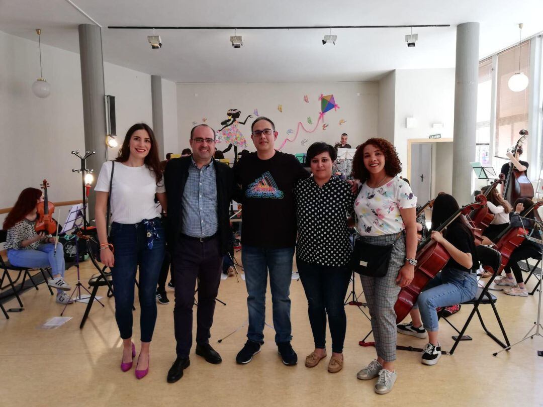 El candidato Marco Morala junto a miembros de la Sinfoniettta de Ponferrada