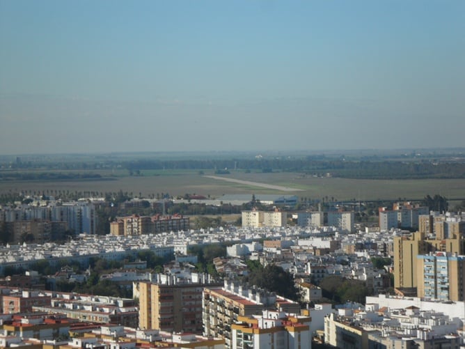 Al fondo la dehesa de Tablada.