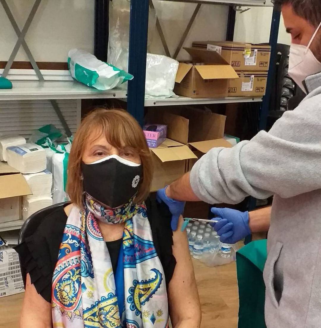 Liduvina Gil, concejal de Sanidad, en el momento de ser vacunada