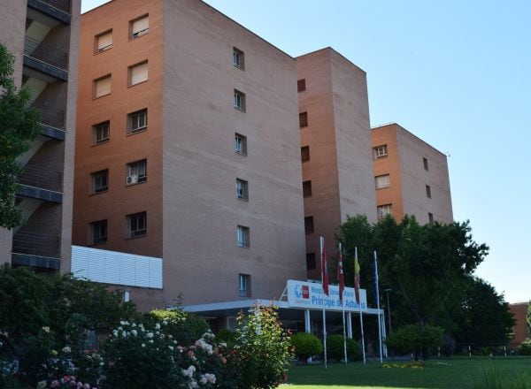 Fachada principal del Hospital Universitario Príncipe de Asturias, en Alcalá de Henares.