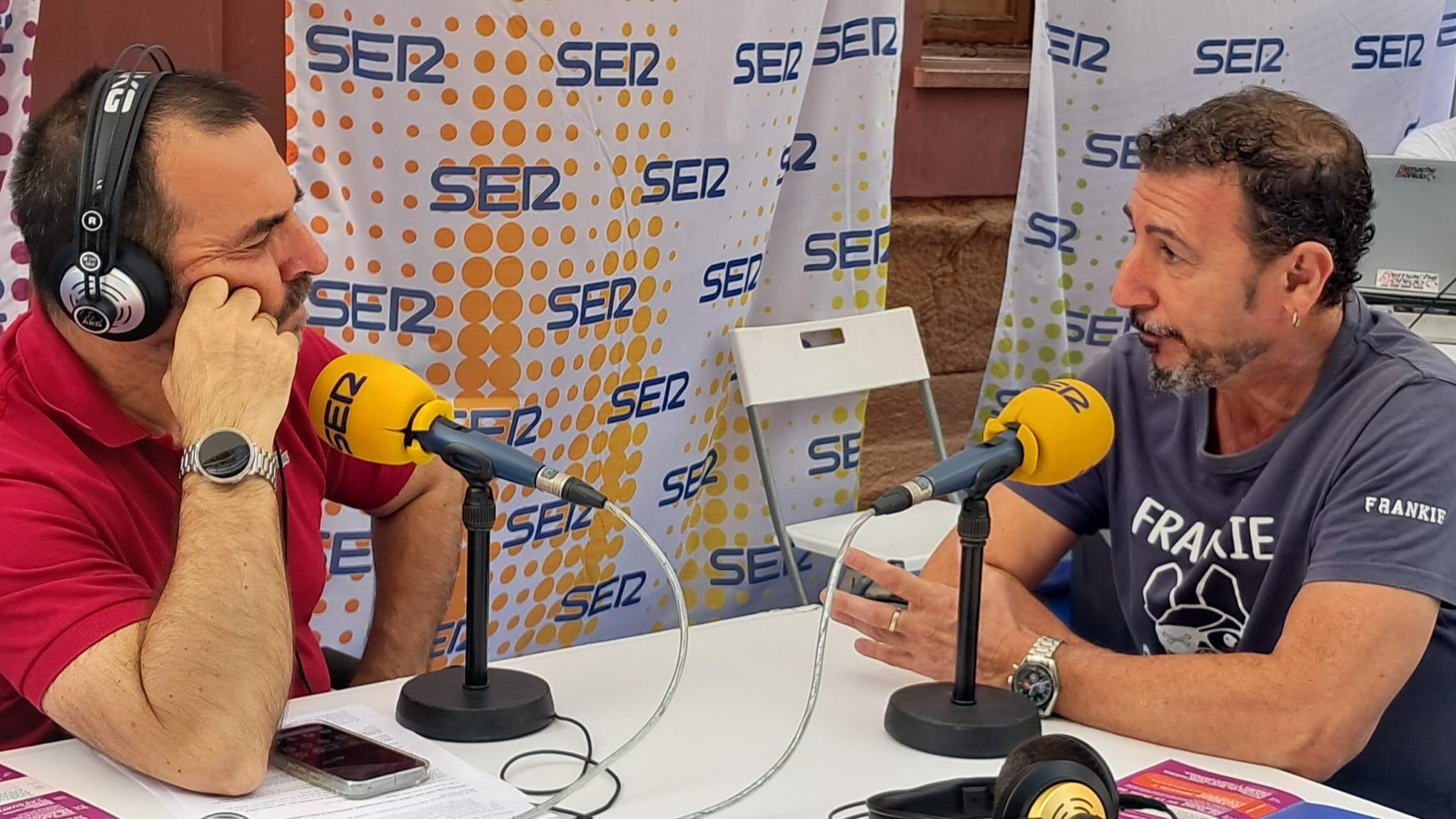 Miguel Meroño, periodista de Radio Lorca y Francisco Navarro, presidente de la asociación musical Madre Mía