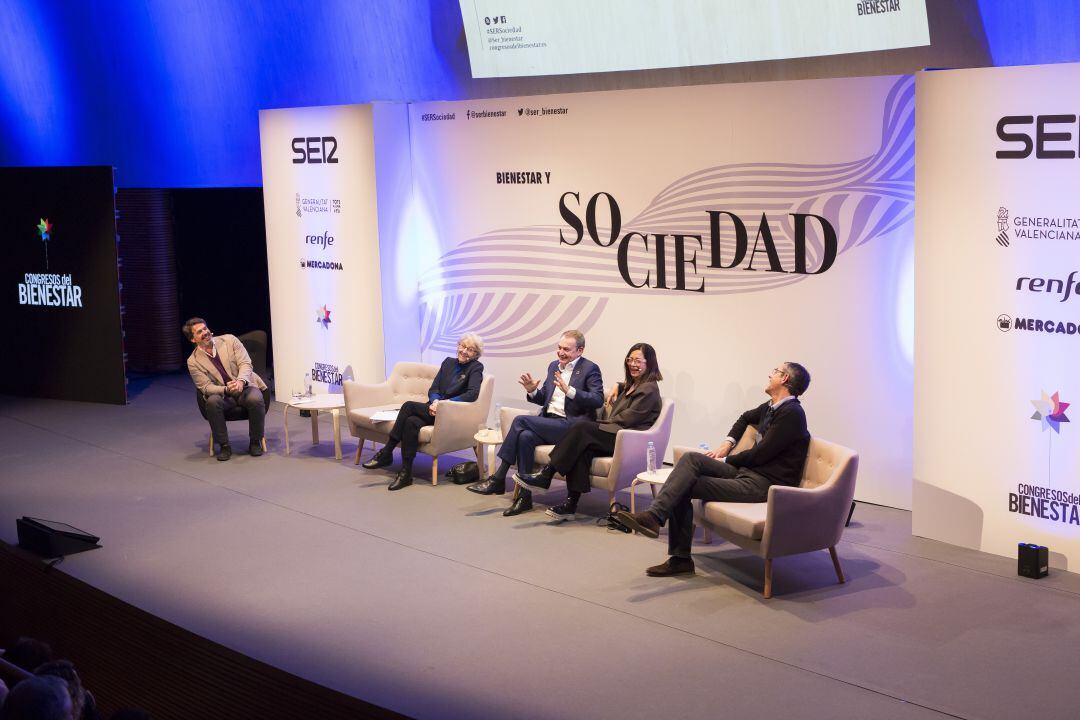 Ponentes de la primera mesa de debate en los Congresos del Bienestar en València. De izquierda a derecha, el periodista Teodoro León, la directora de El País, Soledad Gallego-Díaz; el expresidente José Luis Rodríguez Zapatero; la directora de Hoy por Hoy Àngels Barceló y el exdiputado socialista Eduardo Madina.