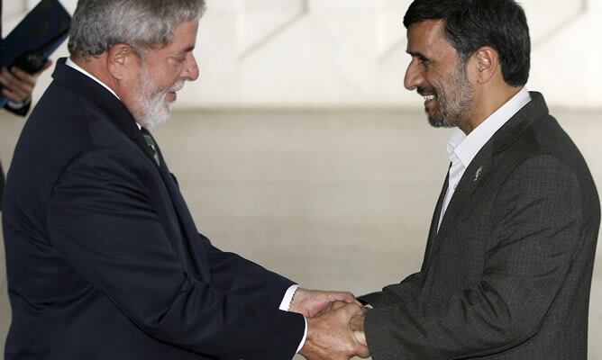 El presidente de Brasil, Lula da Silva, reconoce ante su homólogo iraní, Mahmud Ahmadineyad, su &quot;derecho&quot; a desarrollar un programa nuclear &quot;con fines pacíficos&quot;