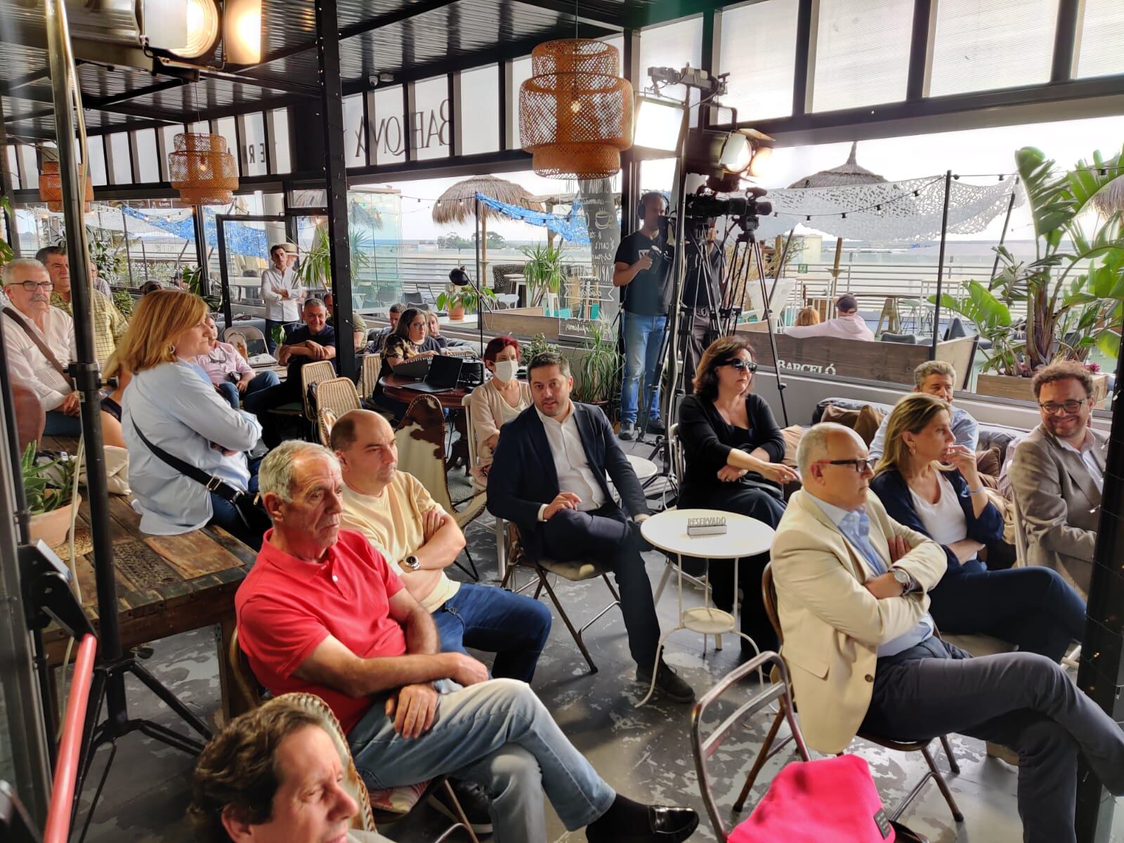 Gabriel Cruz, junto a Lucía Vallellano, en los Encuentros SER de Radio Huelva