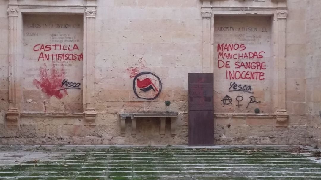 Pintadas antifascistas en las ruinas de la iglesia de San Agustín