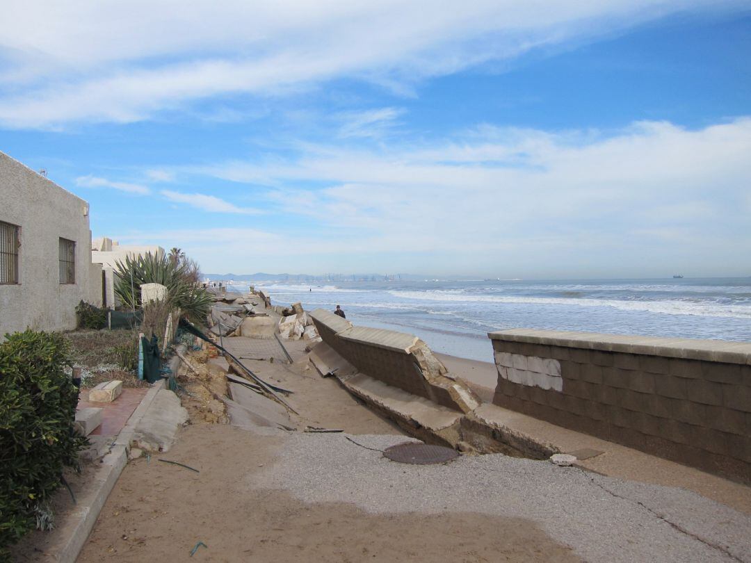 Una playa de València tras un temporal