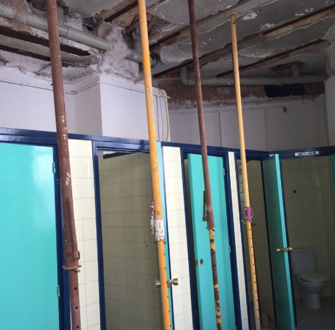 Aseos apuntalados en el Colegio Cervantes de Sax 