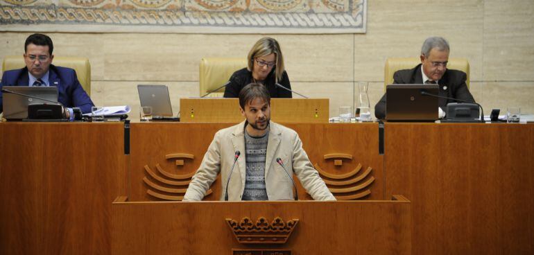 Álvaro Jaén interviene en un pleno de la Asamblea