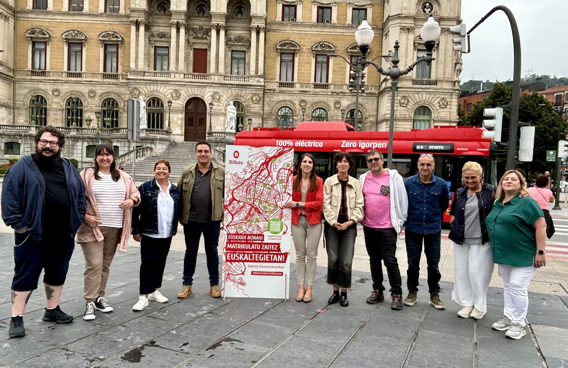 La concejala bilbaína de Euskera junto con representantes de los euskaltegis de Bilbao