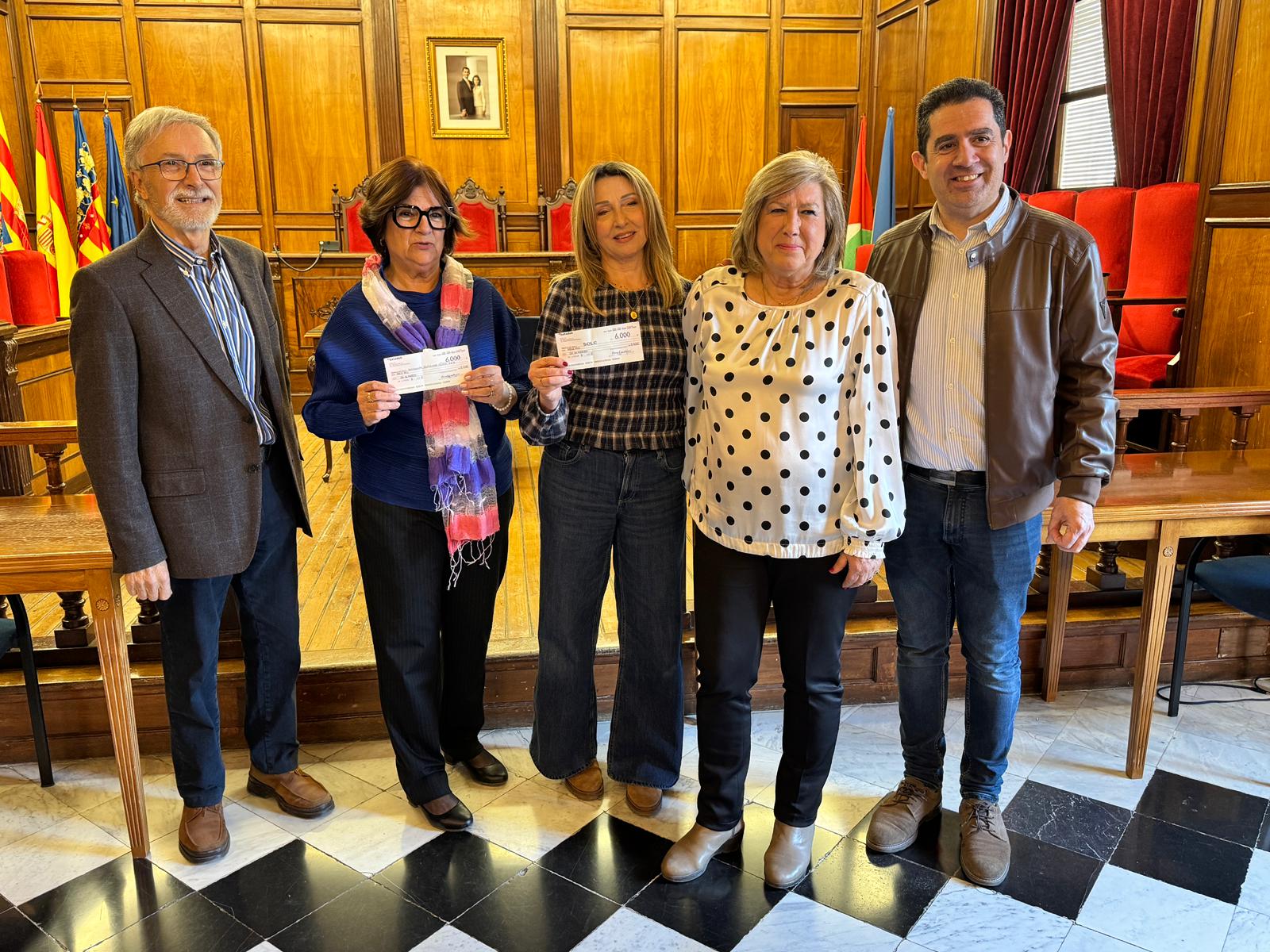 Un instante de la donación de los cheques con las presidentas de Solc y AFA Alcoy, Ricardo Canalejas, su esposa, y el alcalde Toni Francés